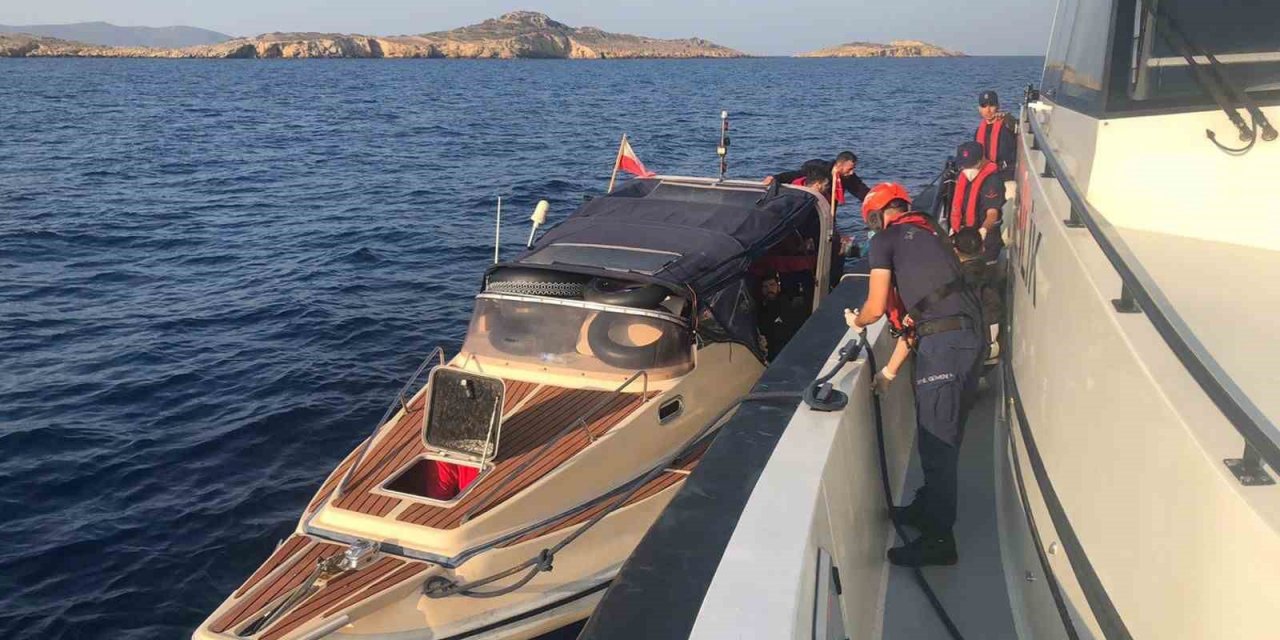 Yunanlıların geri ittiği fiber teknedeki 22 düzensiz göçmen kurtarıldı