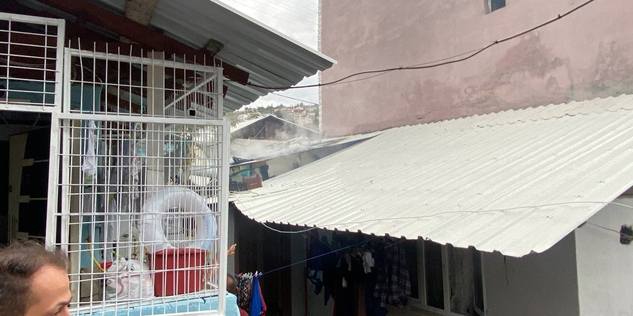 Yangını gören mahalleli sokağa döküldü