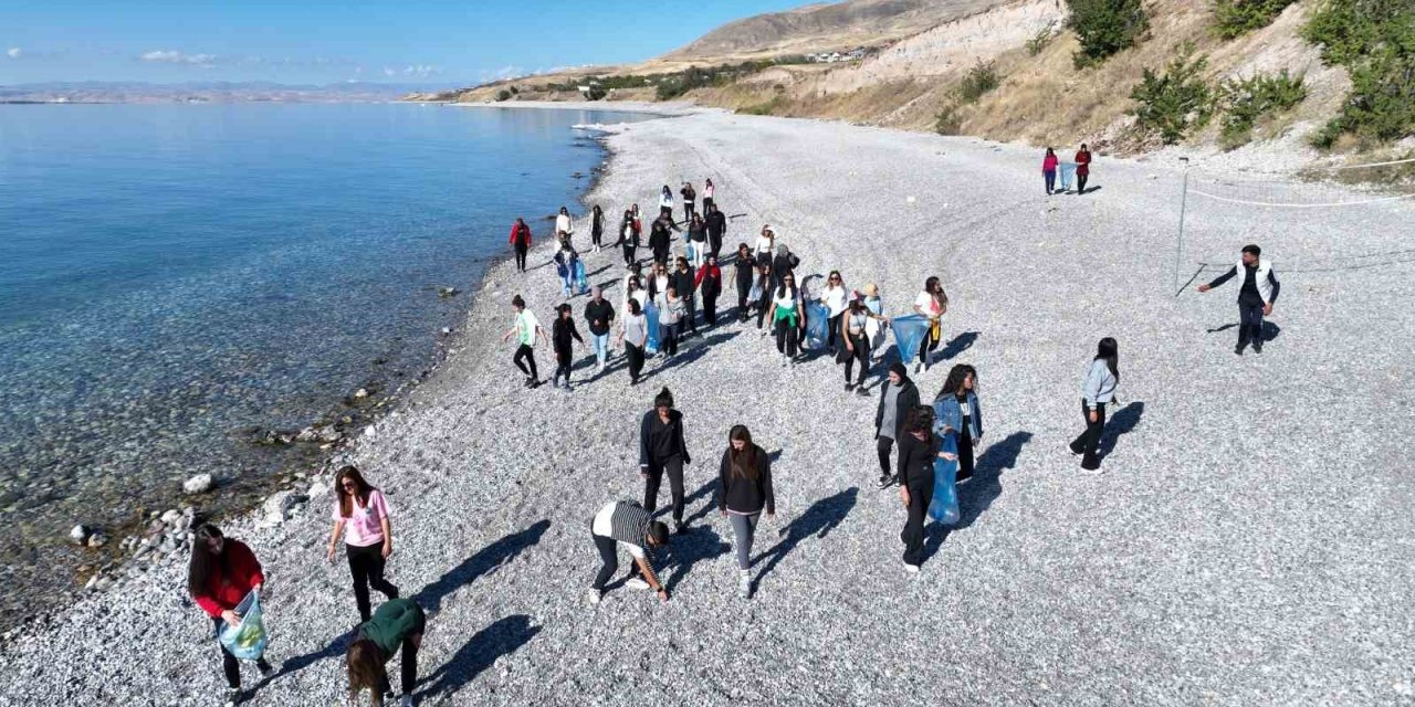 Van Gölü’nde zumba yapıp çevreyi temizlediler