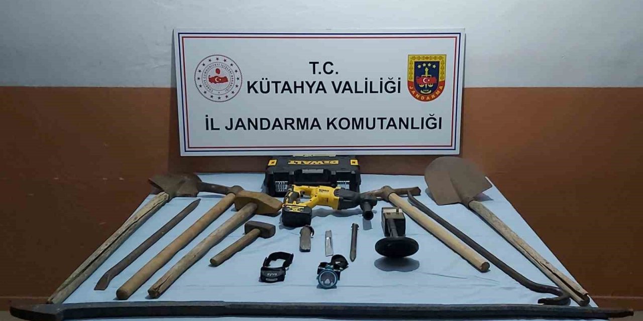 Aslanapa’da izinsiz kazı yapan 4 kişi suçüstü yakalandı