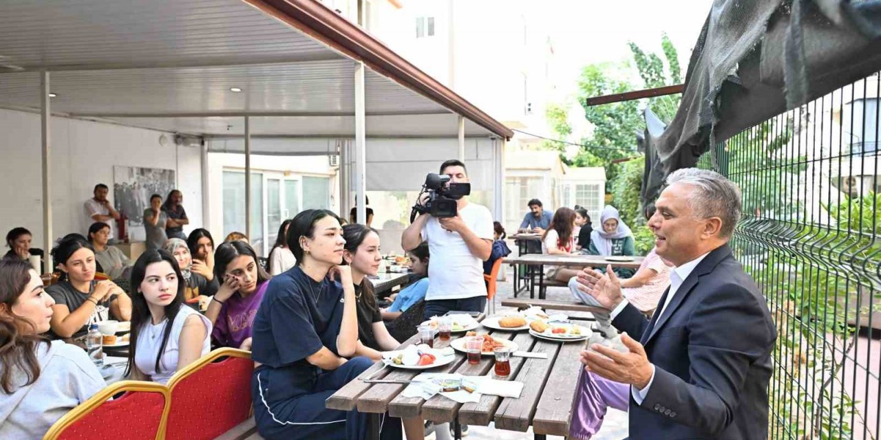 Başkan Uysal,öğrencilerle bir araya geldi