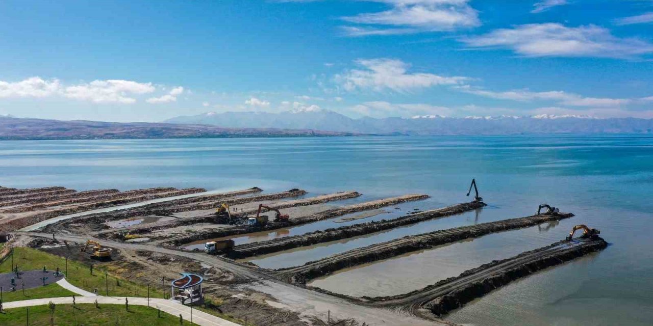 Van Gölü’nden 1 milyon 365 bin metreküp dip çamuru çıkartıldı