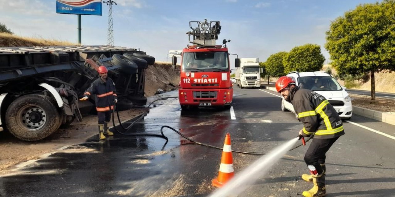 Şanlıurfa’da tır toprağa ok gibi saplandı