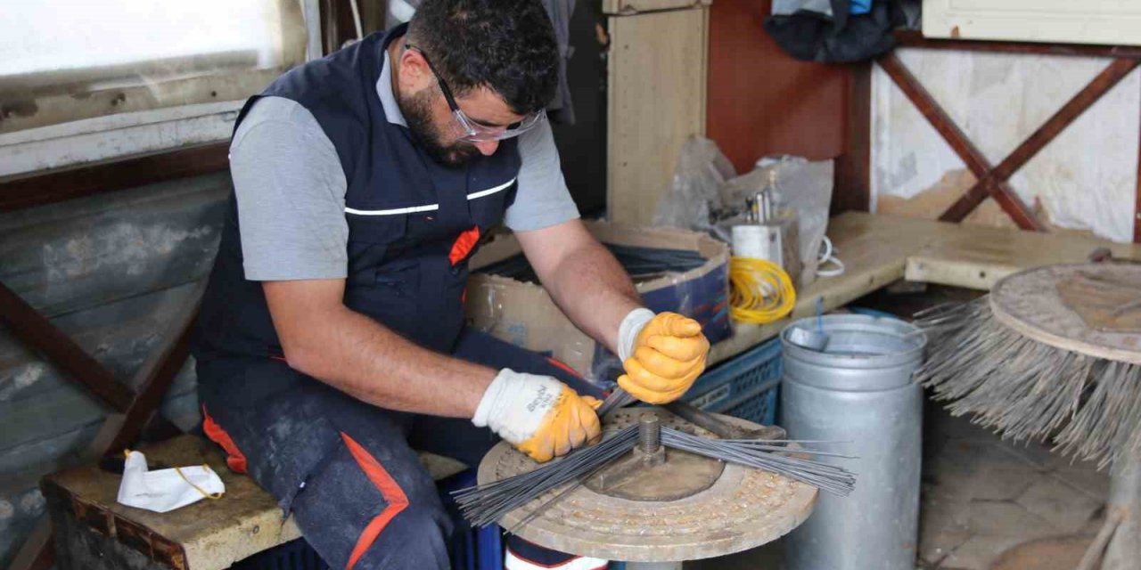 Körfez’de çöp konteynerleri onarılıyor