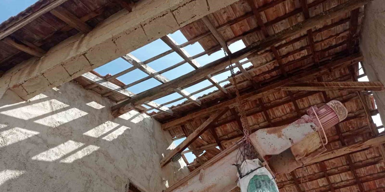 Çiftçilerin tohumunu elediği binanın içler acısı hali onarılmayı bekliyor