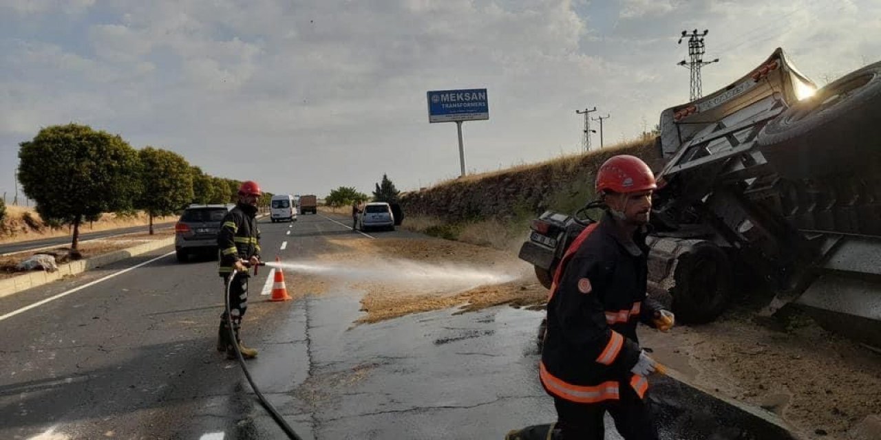 Kaza yapan tırda sıkışan sürücüyü, itfaiye ekipleri kurtardı