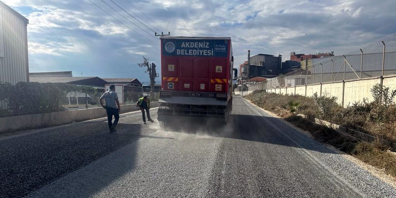 Akdeniz’in yolları ve kaldırımları yenileniyor