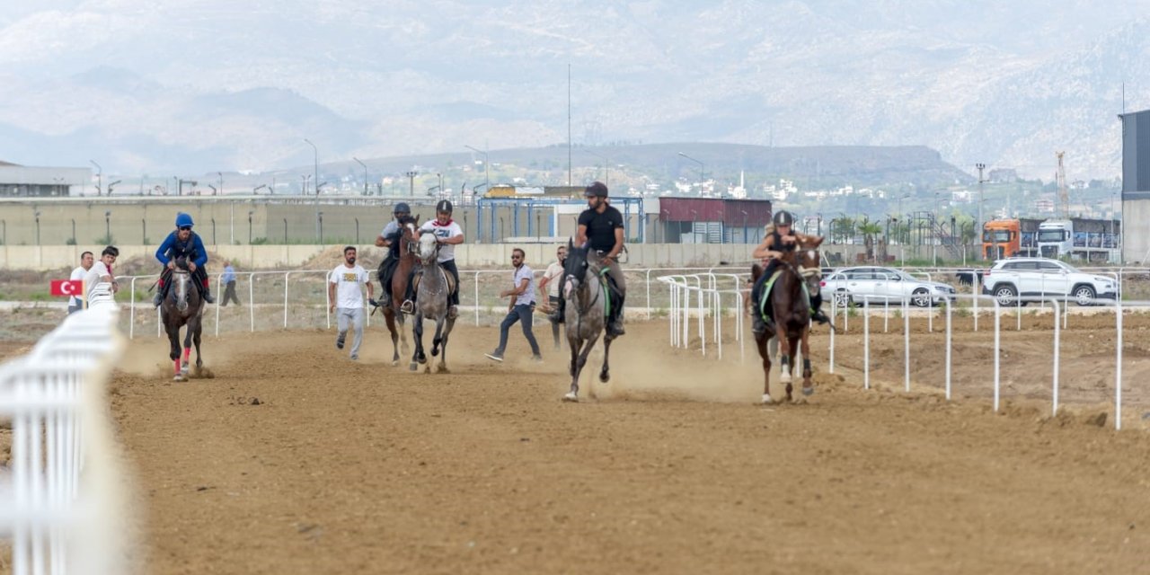 14. Geleneksel Rahvan At Yarışları nefes kesti, attan düşen genç kadın yaralandı