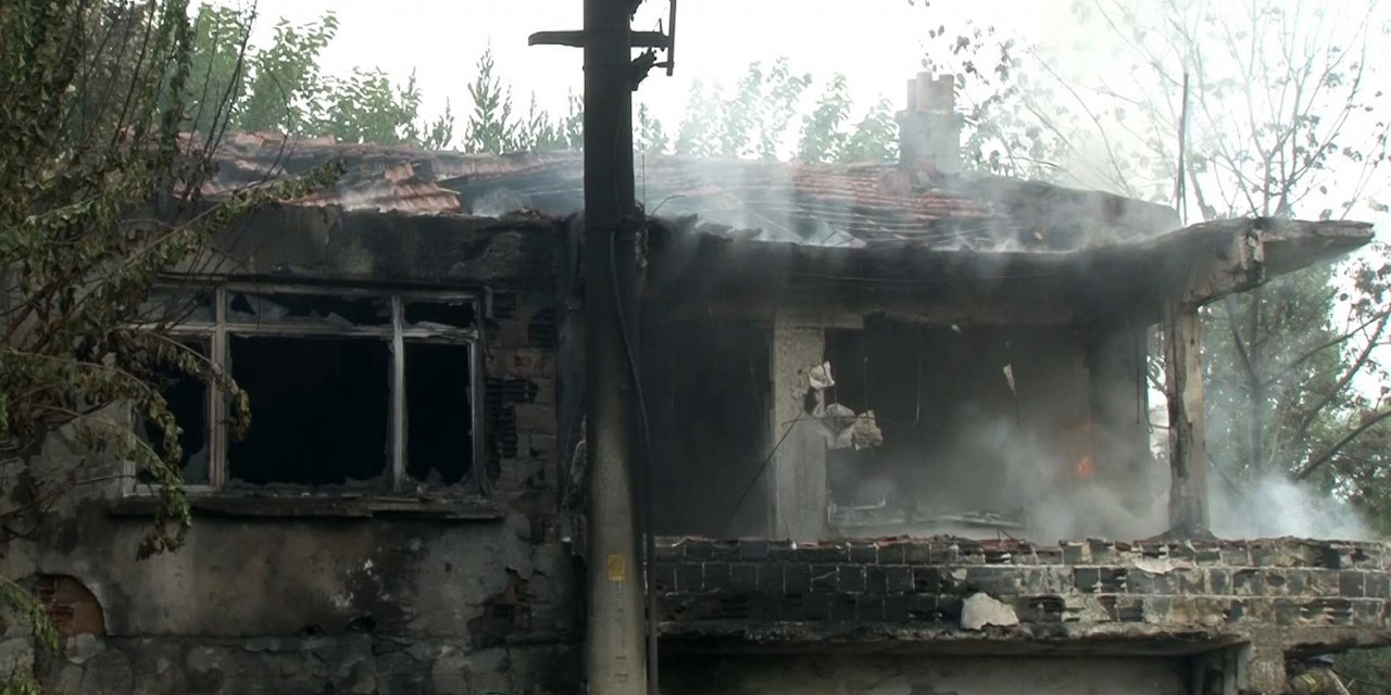 Küçükçemece’de lastik deposu alev alev yandı