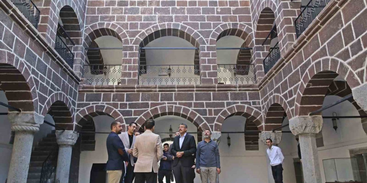 Vali Ali Çelik, medresenin girişinde bulunan kitabeleri inceledi