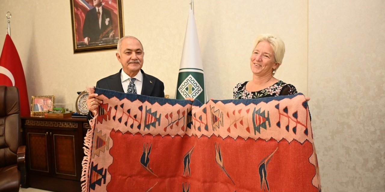 Deprem bölgesi Osmaniye’ye çöp süpürme aracı ile çöp konteyneri desteği