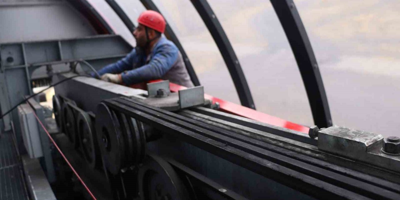 Erciyes yeni sezona hazırlanıyor: Ekipler 24 kilometrelik halatı santim santim kontrol ediyor