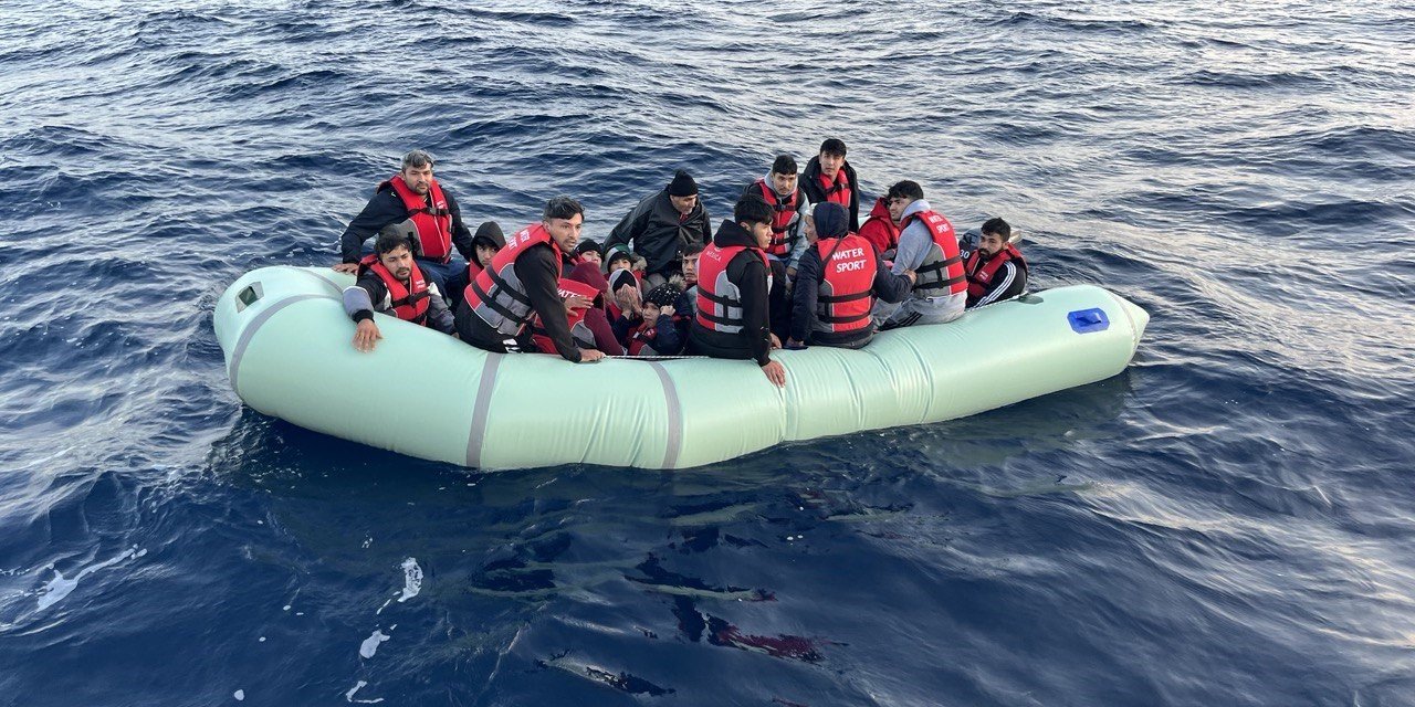 Ayvacık açıklarında 25 kaçak göçmen yakalandı