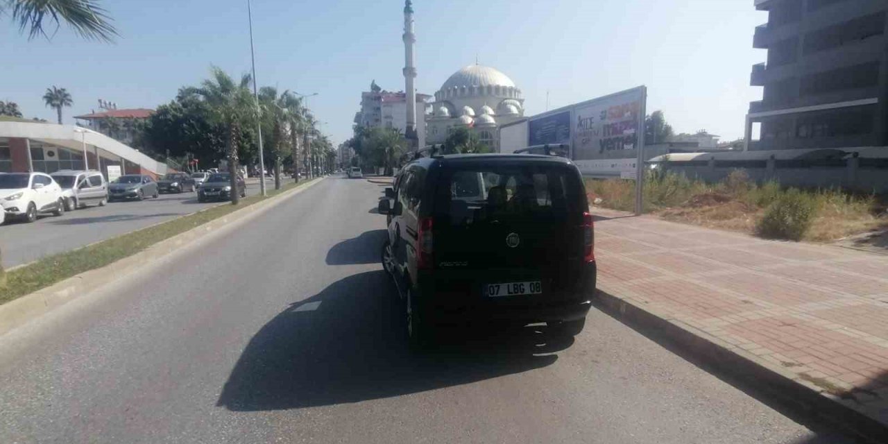 Manavgat’ta hafif ticari araçla motosiklet çarpıştı: 1 yaralı