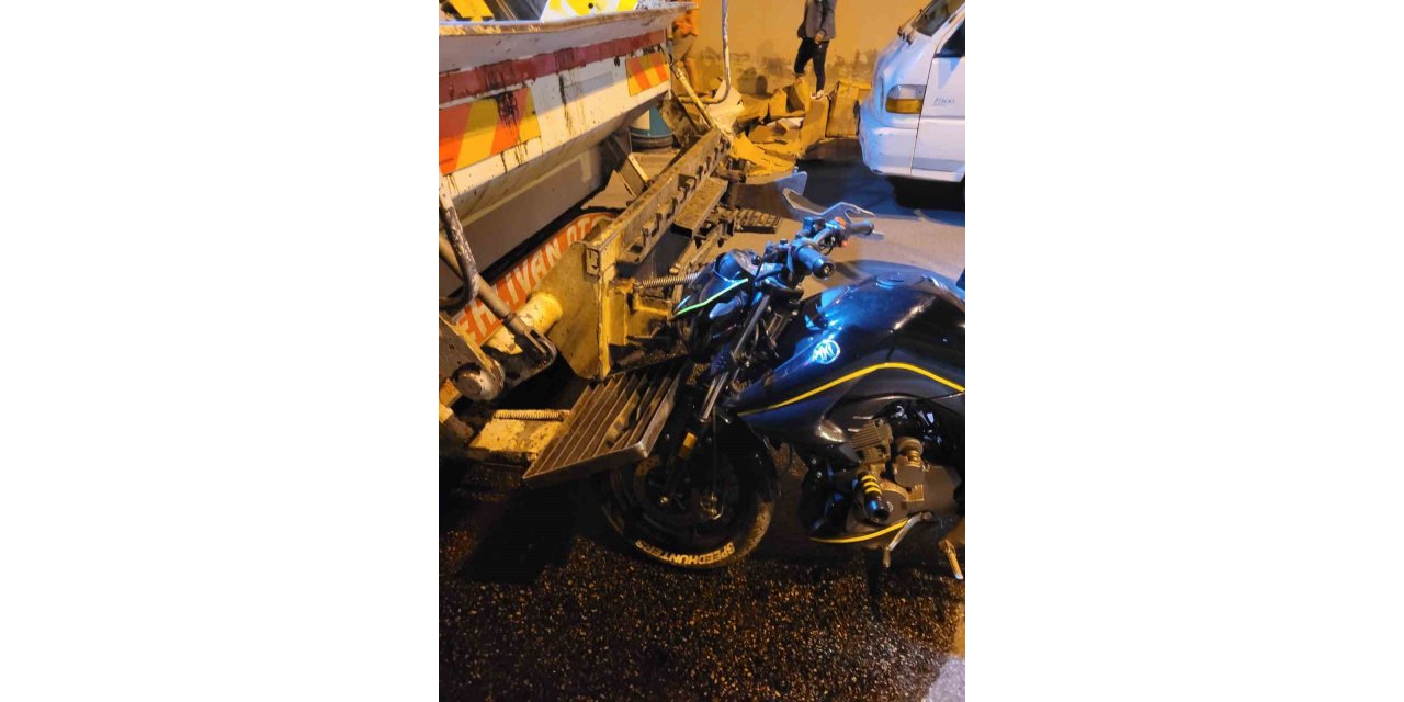 Çöp kamyonuna arkadan çarpan motosiklet sürücüsü kazayı yara almadan atlattı