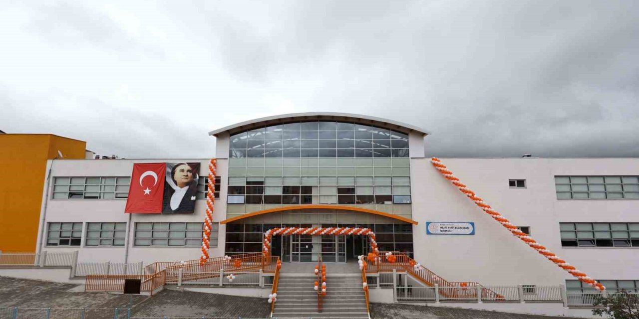 Nejat Ferit Eczacıbaşı İlkokulu törenle açıldı