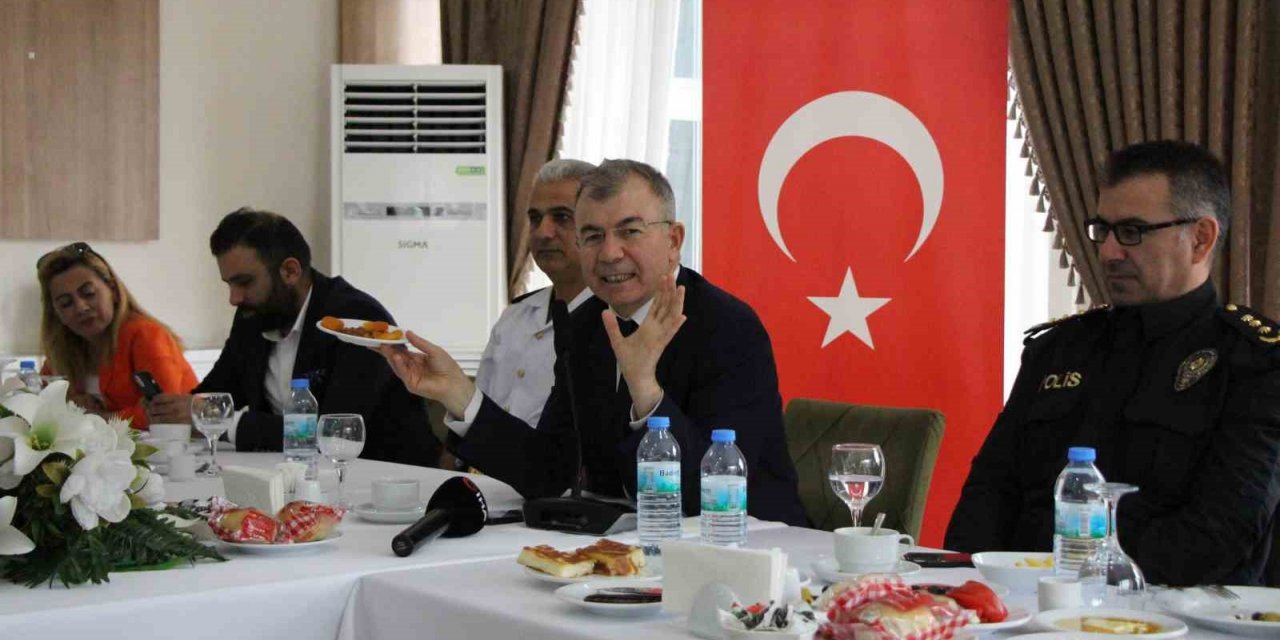 Amasya Valisi Doruk esnaflara seslendi: “Tanıtım için misket elması kurusu ikram edin”