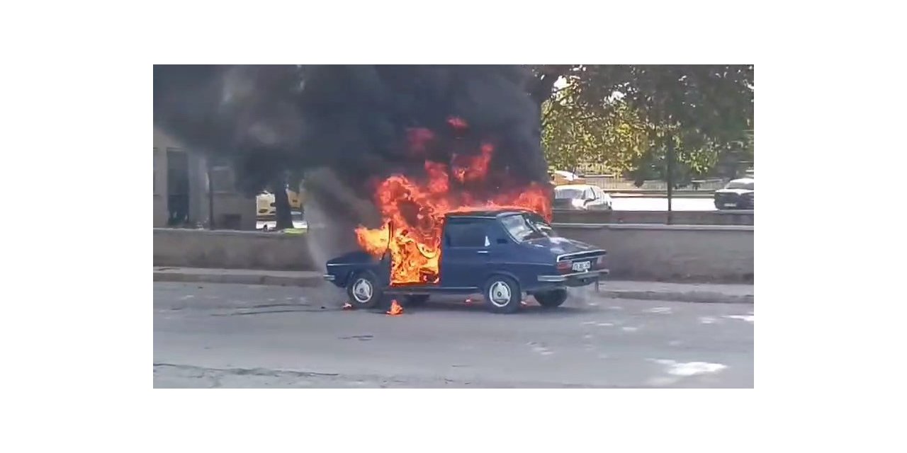 Elazığ’da seyir halindeki otomobil alev topuna döndü