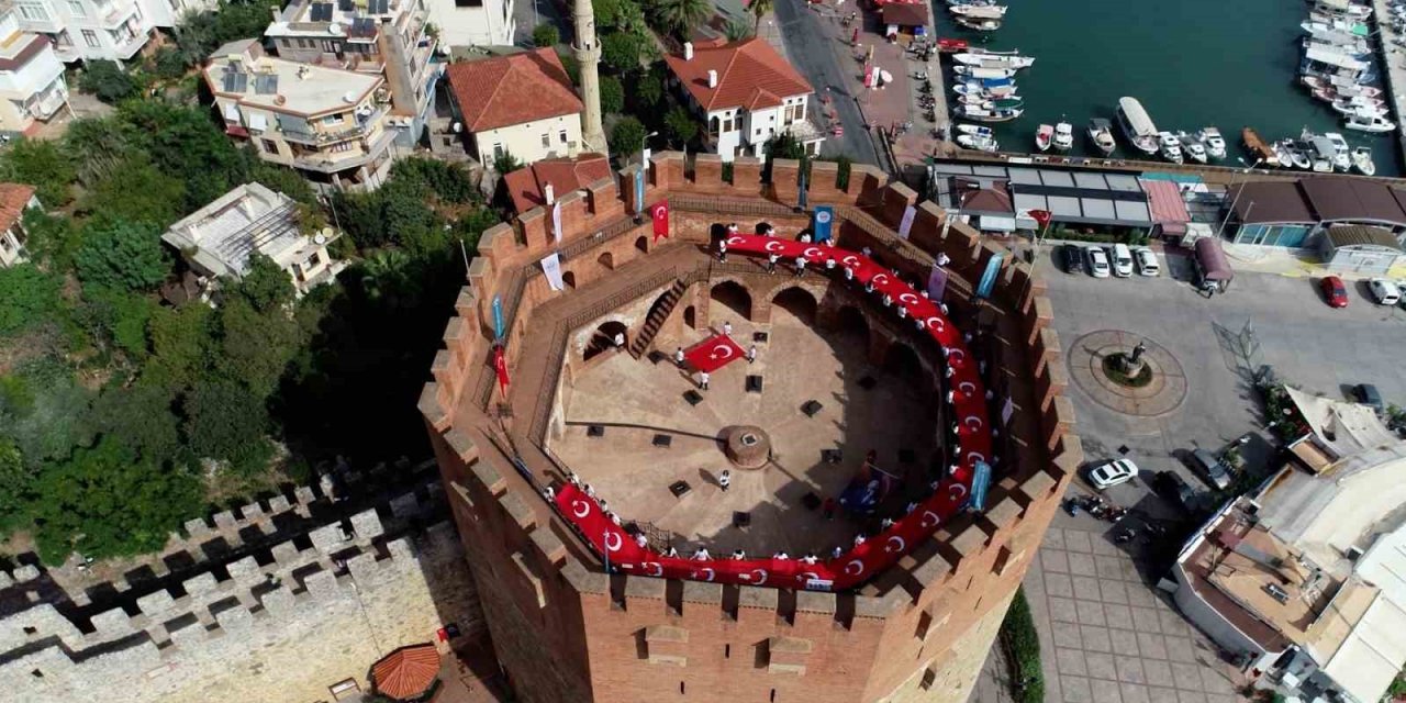 ALKÜ’den bisiklet turunda bayrak şöleni
