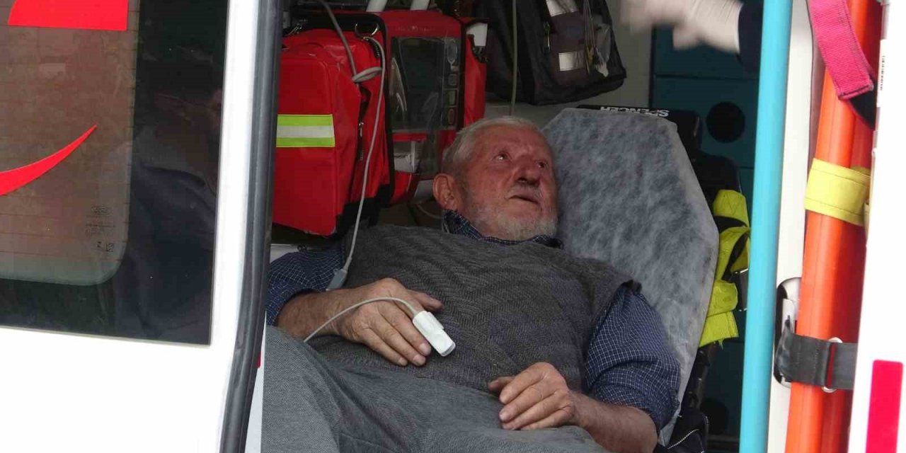 Evlerinde yangın çıkan yaşlı çifti komşusu kurtardı