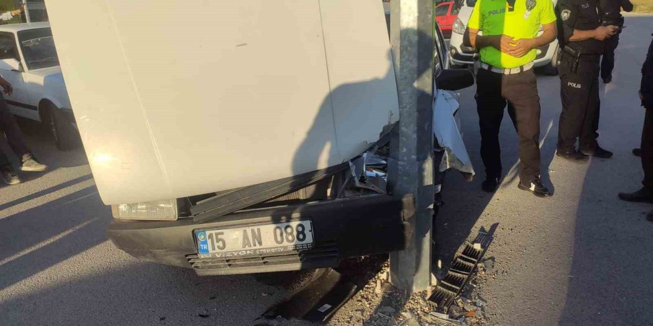 Burdur’da kontrolden çıkan otomobil aydınlatma direğine çarptı: 1 yaralı