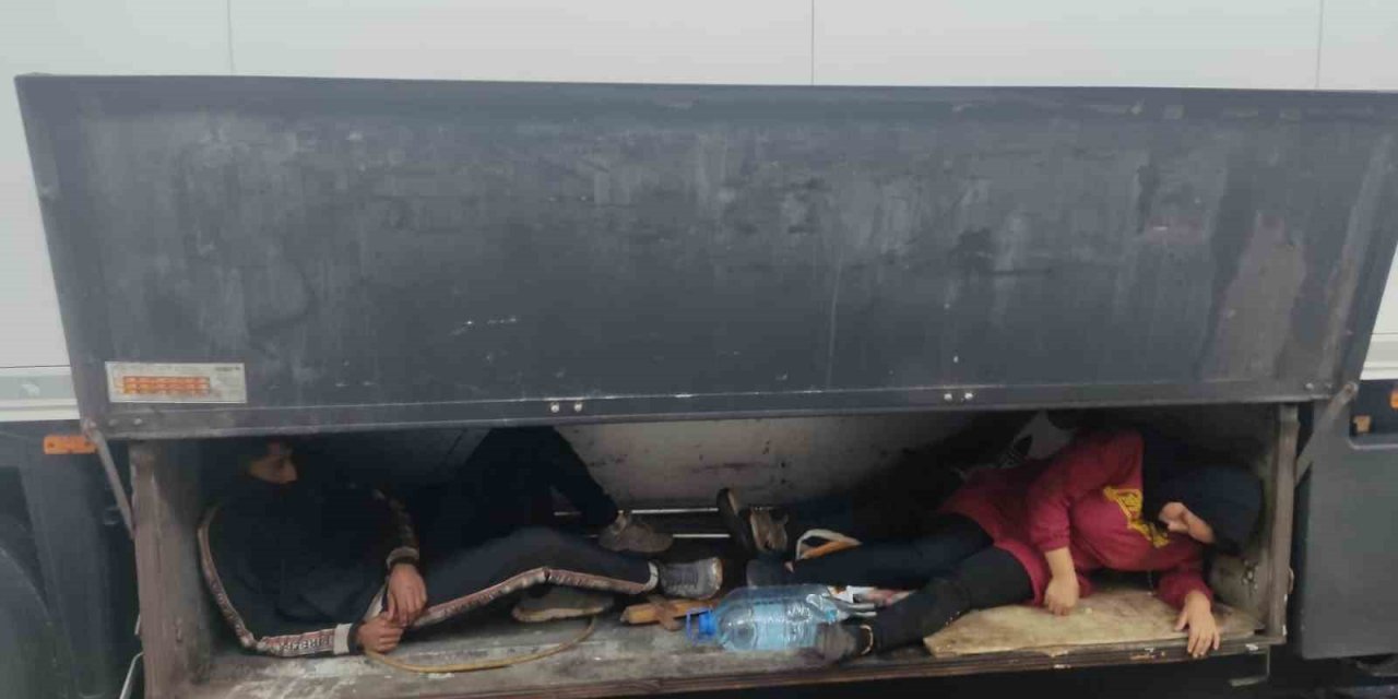 X-Ray Taramasında 4 Kaçak Göçmen Yakalandı