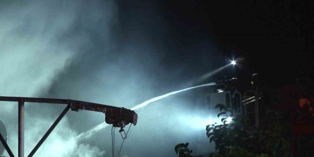 Ataşehir’de iki katlı bina alev alev yandı