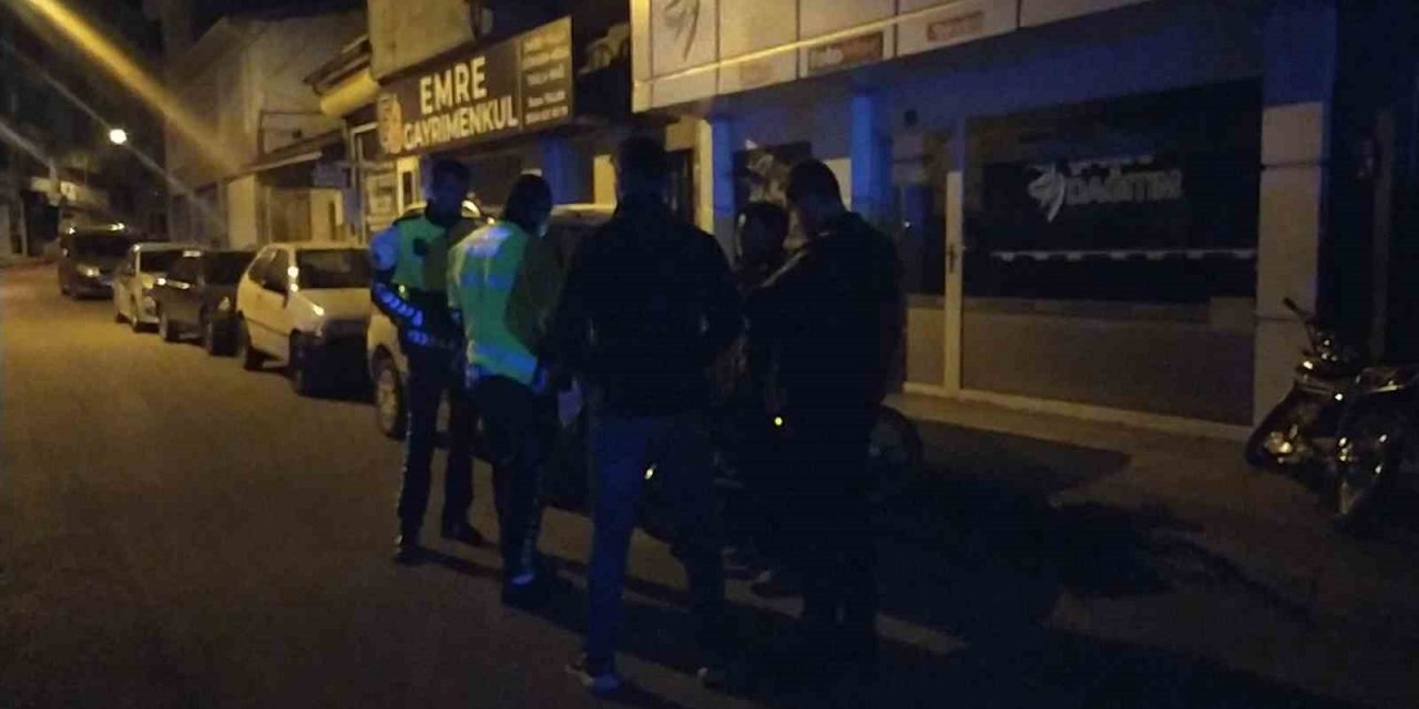 Dur ihtarına uymayan 2 şahıs motosikletlerini polis ekiplerinin üzerine sürdü