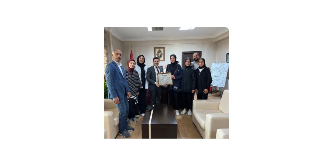 Başarılı öğrenciler projelerini Kaymakam Bulut’a sundu