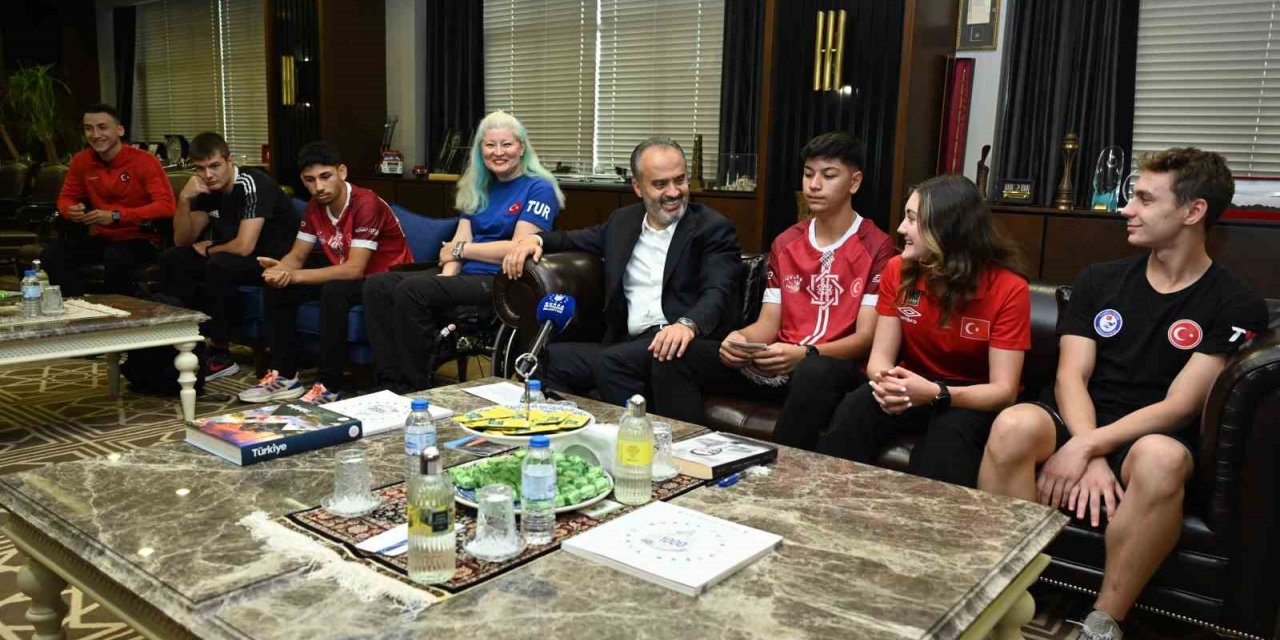 Başkan Aktaş Bursa’nın milli gururlarını ağırladı