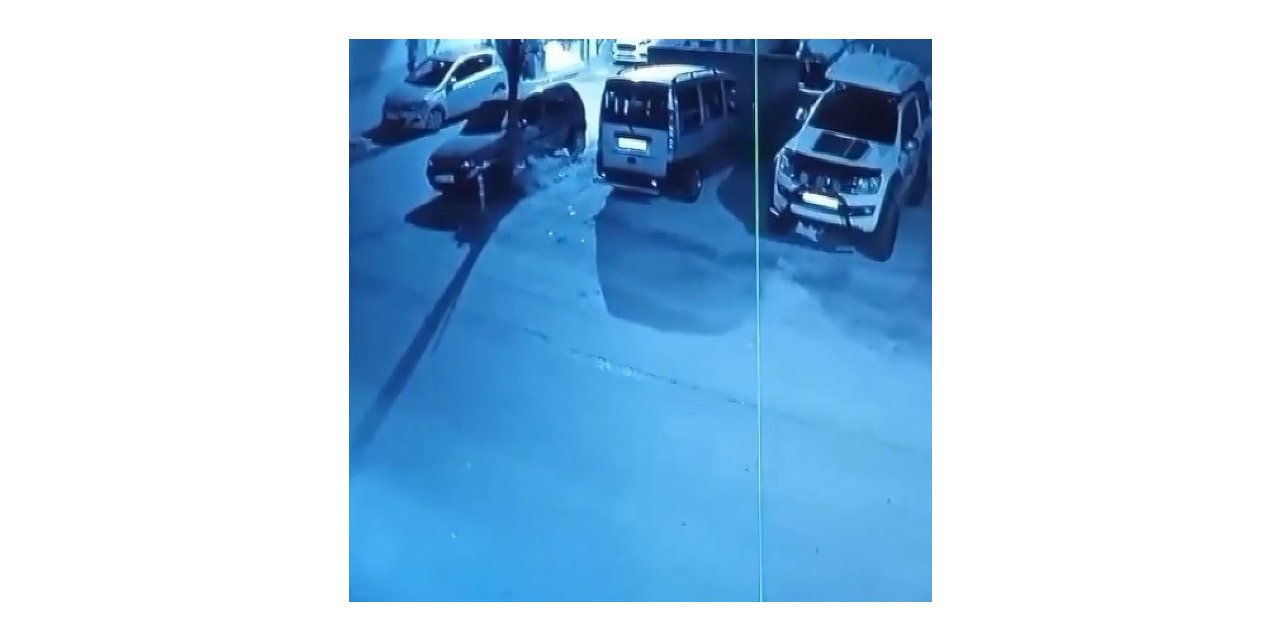 Evin önünde araç lastiğini ateşe verdi, arkasına bakmadan böyle kaçtı