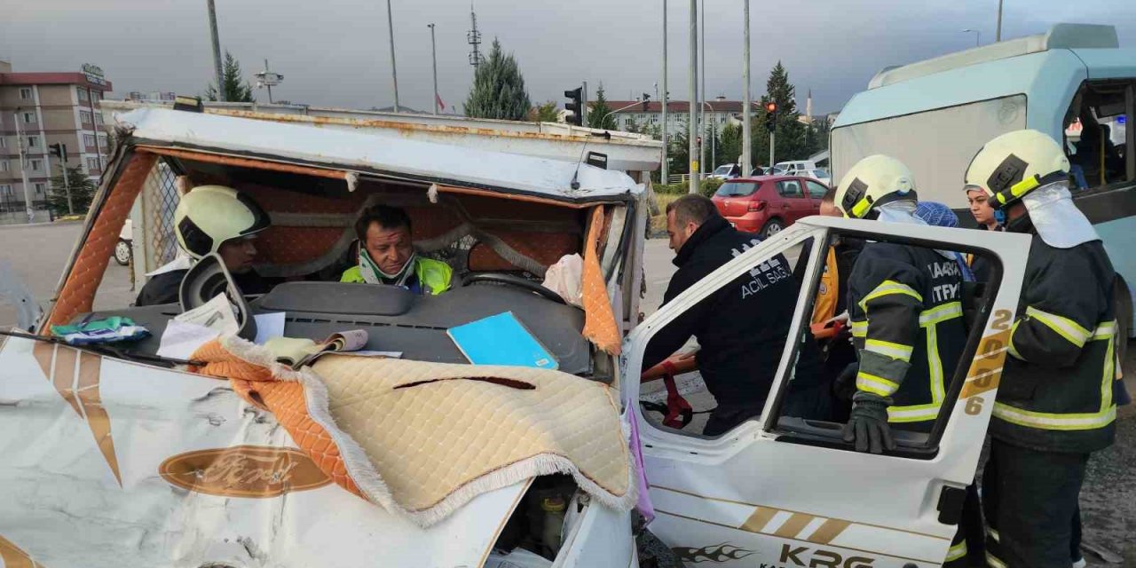 Kırmızı ışık ihlali yapan yolcu minibüsü kamyonetle çarpıştı: 11 yaralı