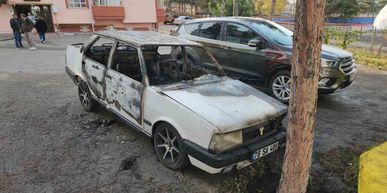 Park halindeki otomobil alev topuna döndü