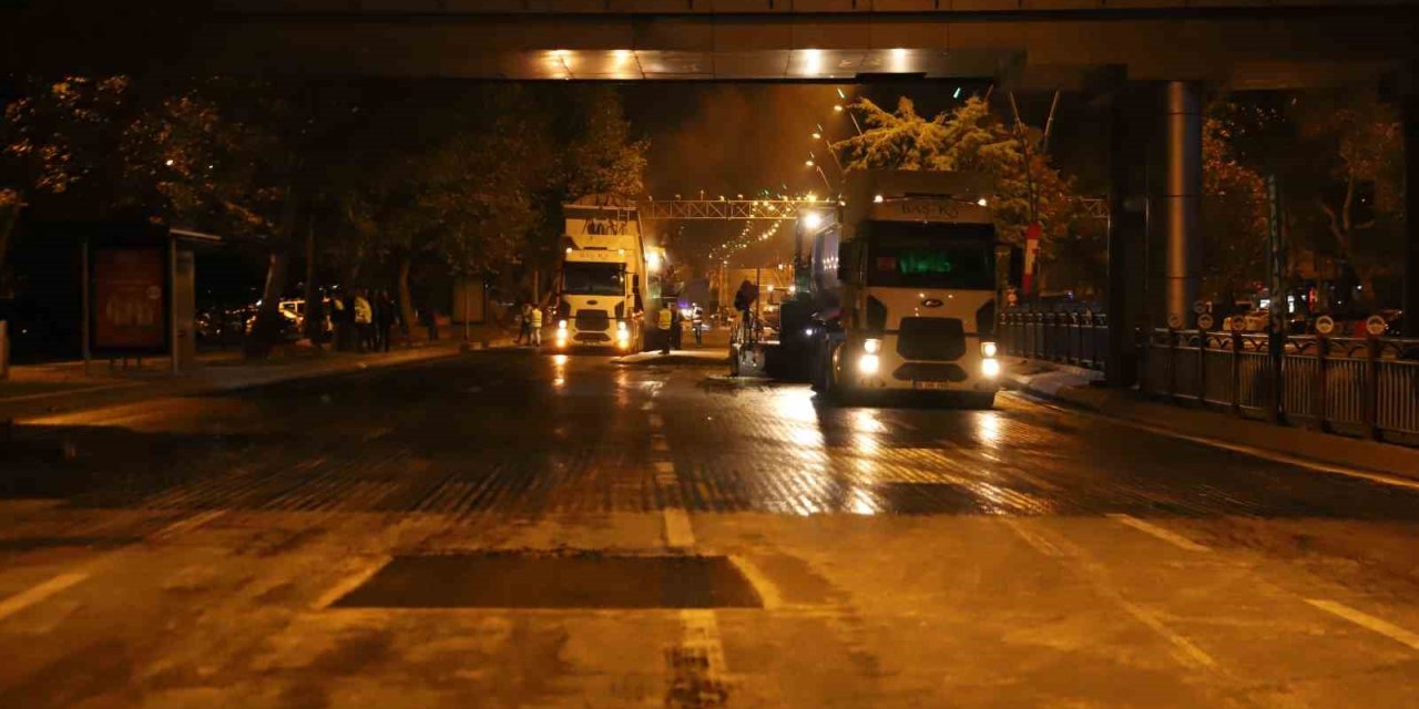 Büyükşehir’den 70 personel, 50 iş makinesi ile gece mesaisi