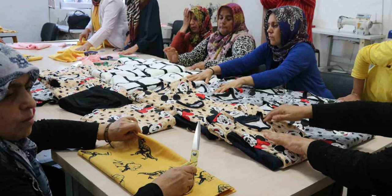 Şanlıurfalı kadınlar ihtiyaç sahibi aileler için kıyafet dikiyor