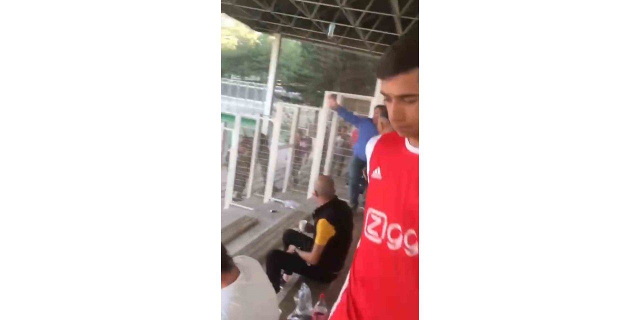 Yeşil sahada tansiyon tribünlere sıçradı...Su şişesi ve taşlar havada böyle uçuştu