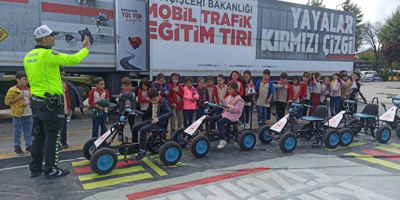 Minik öğrencilere trafik eğitimi