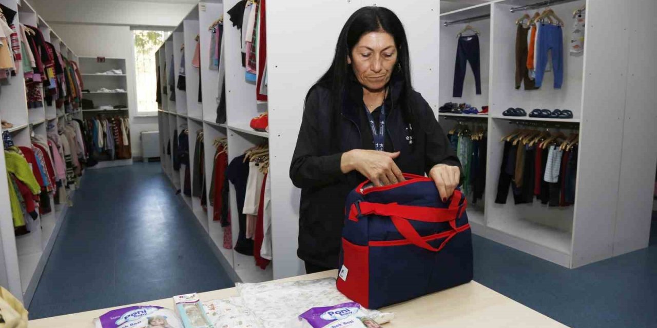 Küçükçekmece’de 2 bin 90 tane yenidoğan bebek seti ailelere hediye edildi