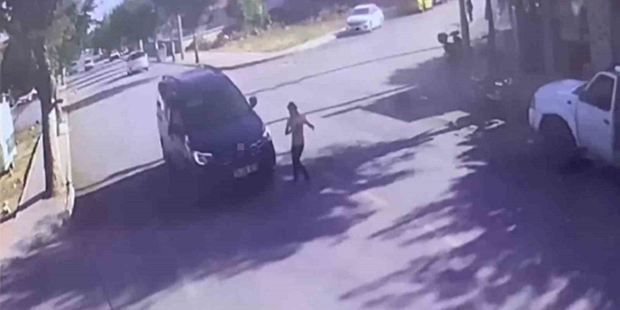 Aracın çarptığı çocuk yola savruldu, o anlar kameraya yansıdı