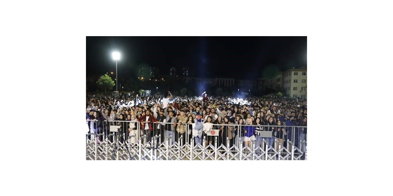 NEVÜ’lü Gençler ’hoş geldin’ Konserinde