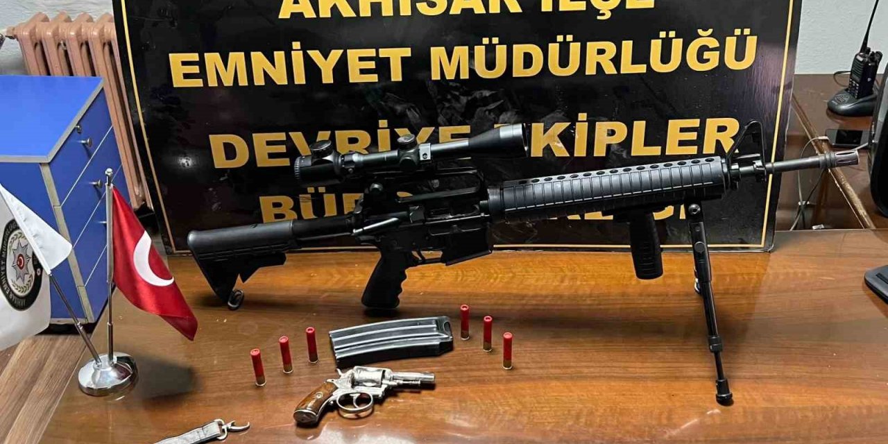 Akhisar’da polisin yakaladığı şahsın üzerinden cephanelik çıktı