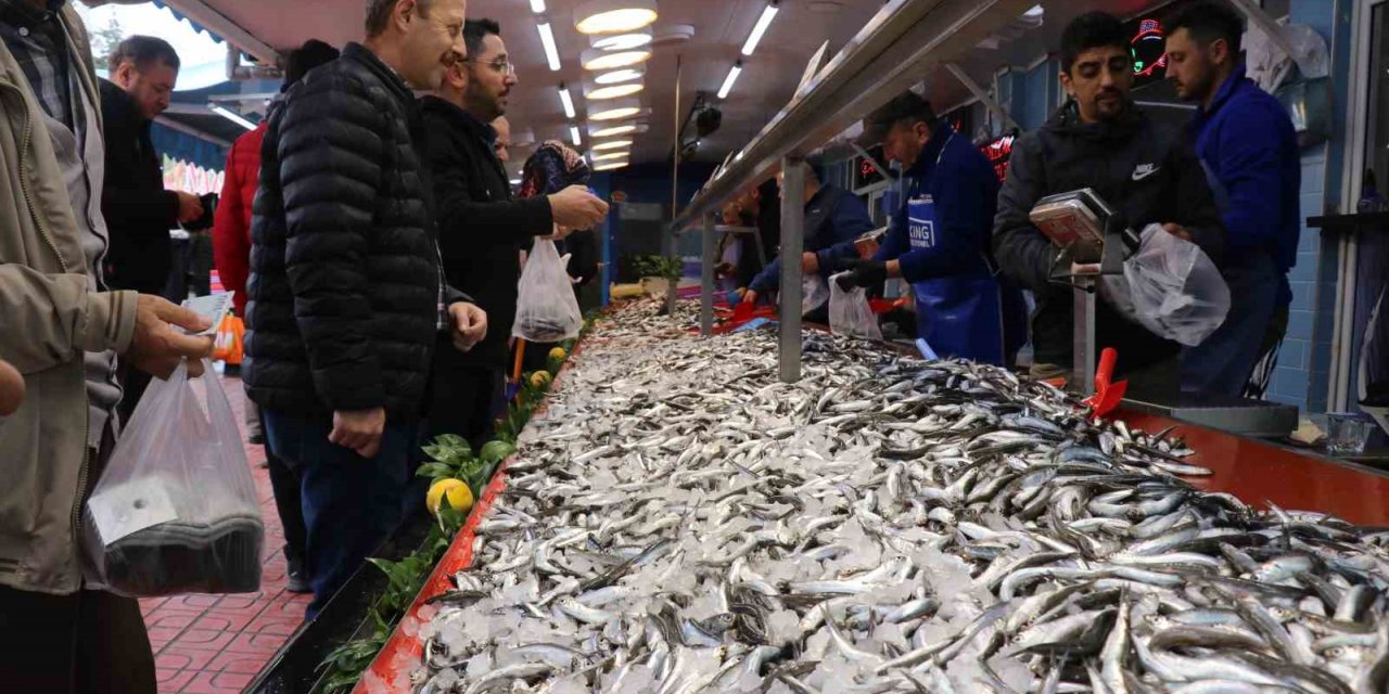 Vatandaş hamsi tezgahlarına akın etti