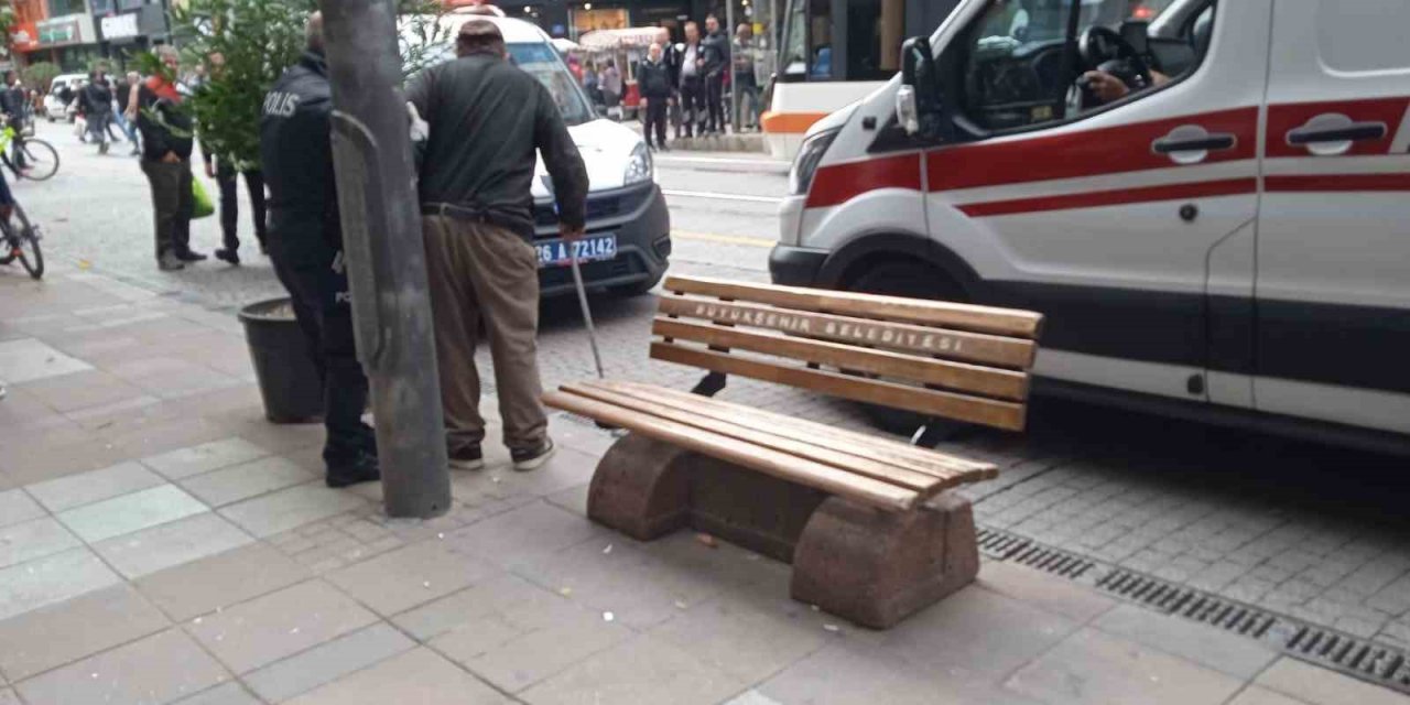 Halinden şüphelinilen kimsesiz vatandaşa polis yardım etti