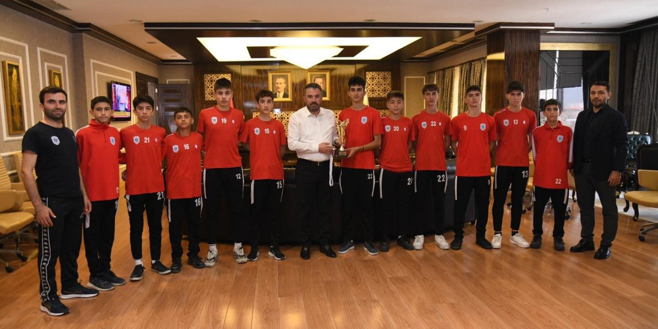 Hokey oyuncuları, Pursaklar Belediye Başkanı Çetin’i ziyaret etti