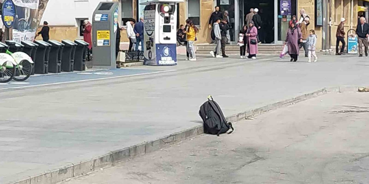 Şehrin en işlek caddesinde unutulan çanta polisi harekete geçirdi
