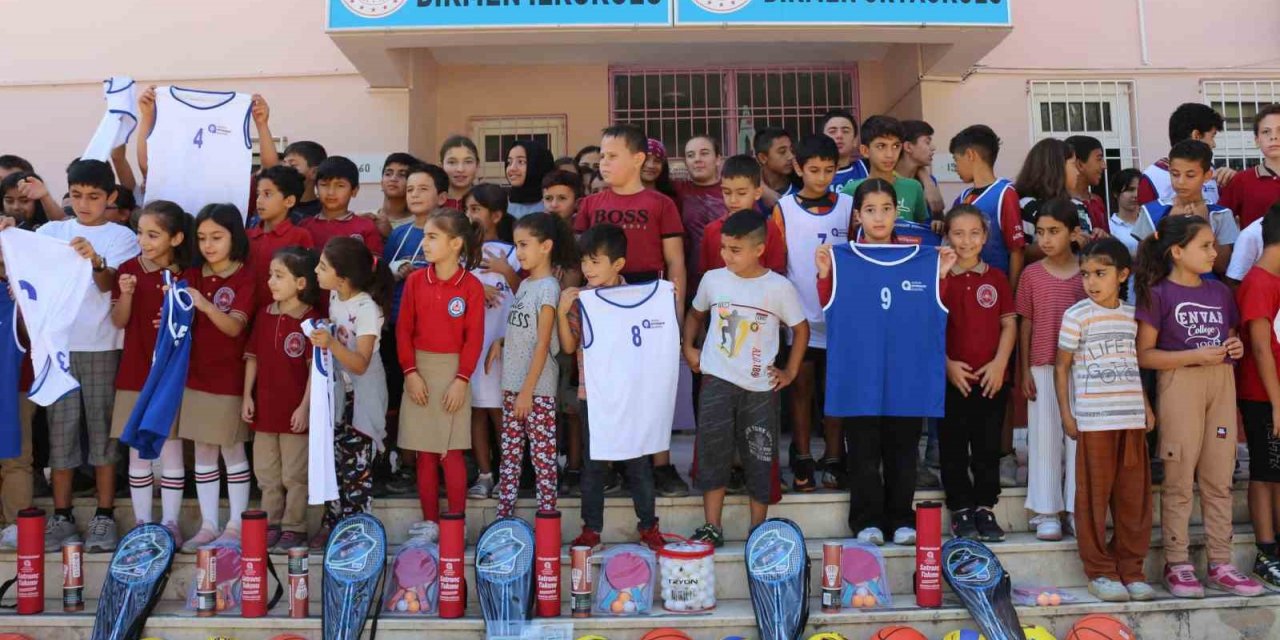 Büyükşehirden Serik Dikmen İlkokulu’na spor malzemesi desteği