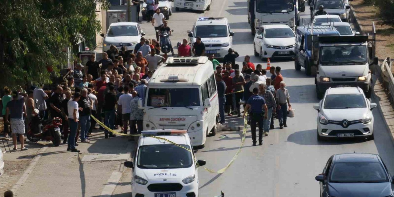 Motosiklet sürücüsü önce yayaya sonra minibüse çarptı: 1 ölü, 1 yaralı