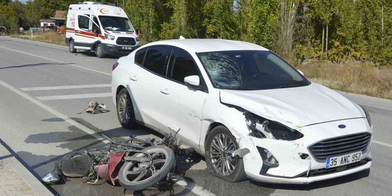 Burdur’da otomobil ile motosikletin çarpıştığı kaza kamerada
