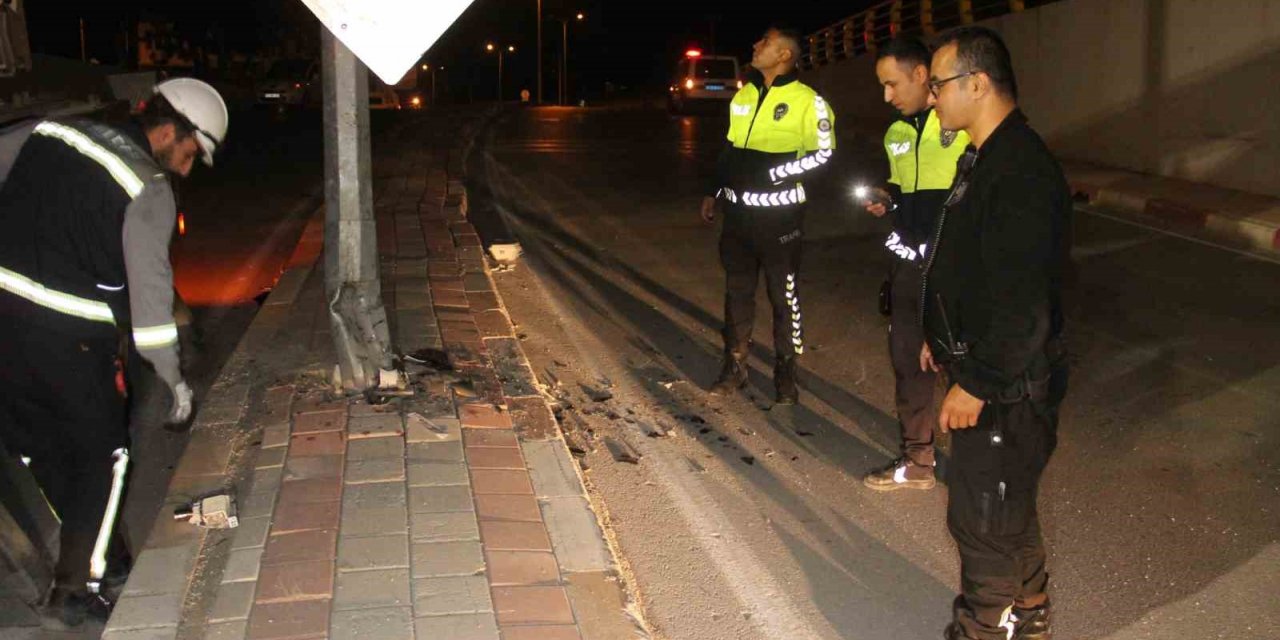Karaman’da aydınlatma direğine çarpan motosikletin sürücüsü hayatını kaybetti