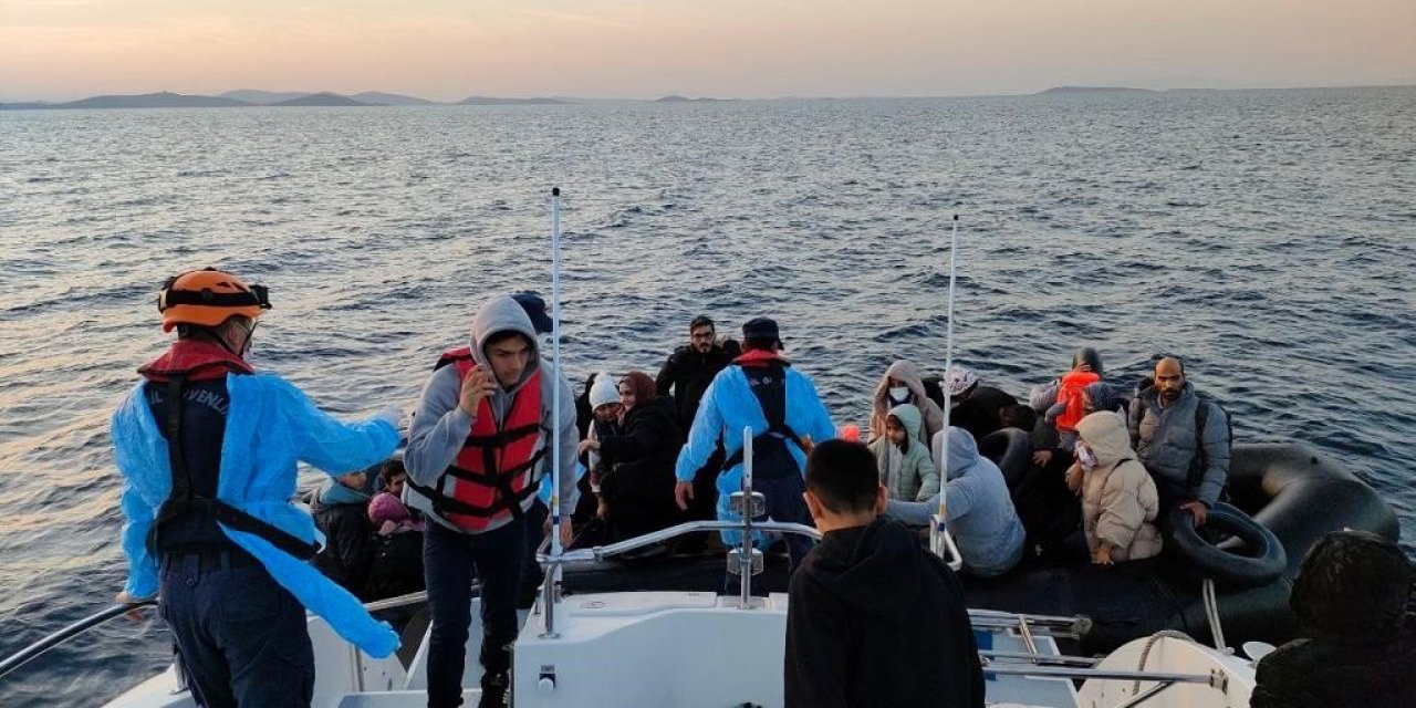 Ayvalık’ta botlarının motoru arızalanan 45 düzensiz göçmen kurtarıldı